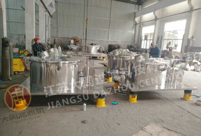 同行找大周離心機(jī)廠生產(chǎn)制作刮刀全自動(dòng)離心機(jī)